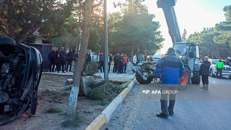 Qəzadan yayınmaq istəyən sürücü maşını aşırıb