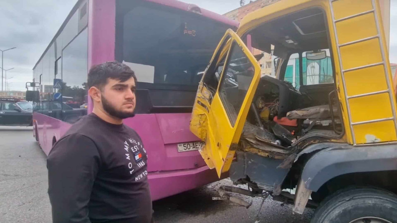 Sərnişinlə dolu marşrut avtobusu qəzaya düşüb
