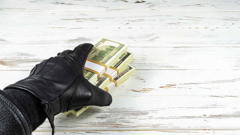 Saray sakininin pulu oğurlanıb