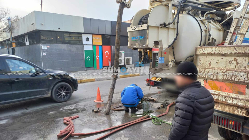 Bu küçədə kanalizasiya quyularının təmizlənməsi tıxaca səbəb olur