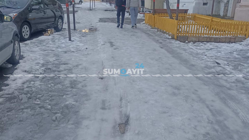 Təhlükə saçan buzlu səkilər