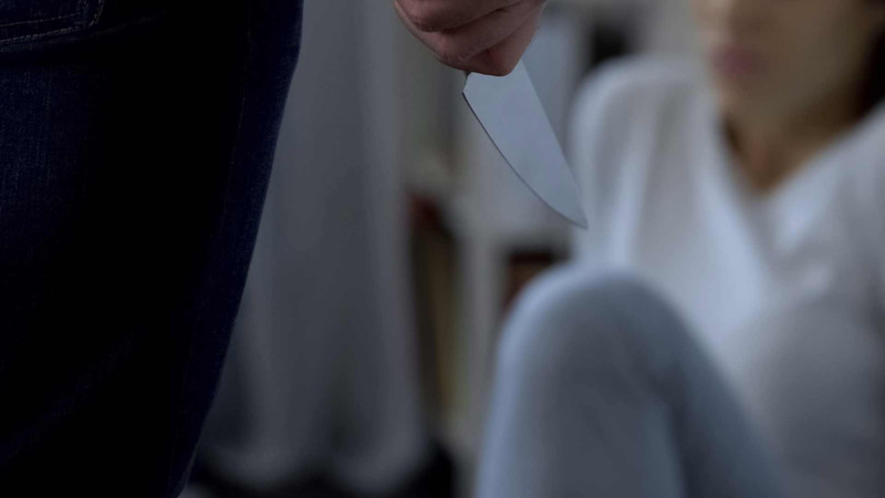 Əri tərəfindən bıçaqlanan qadın günahı öz üzərinə götürüb