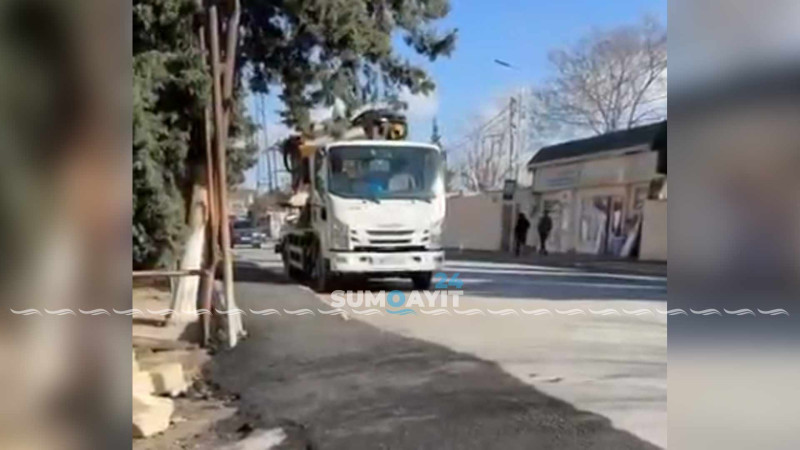 Qəsəbə sakinləri çala-çuxurlu yollardan təngə gəliblər