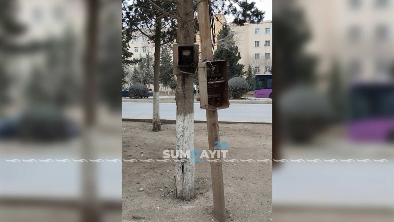47-ci məhəllədə elektrik lövhələri qapaqsızdır