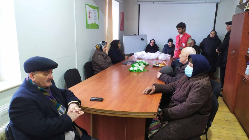 Xeyirxah insan ehtiyaclı ahıllara qurban payı verib