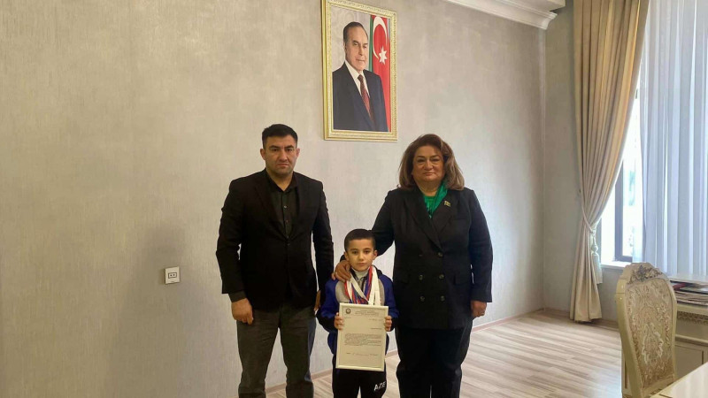 Deputat Hicran Hüseynova 5 yaşlı idmançını təbrik edib