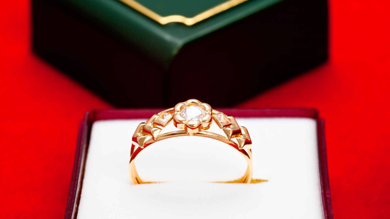 Sumqayıtda qadın qızıl üzük oğurlayıb