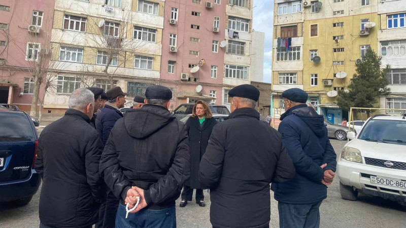 Millət vəkili Hicran Hüseynova sakinlərin problemləri ilə tanış olub