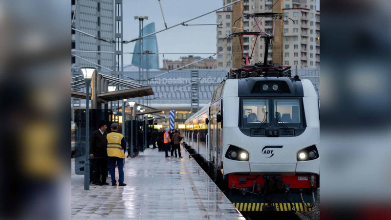Ekspres qatar texniki səbəbə görə ləngiyib