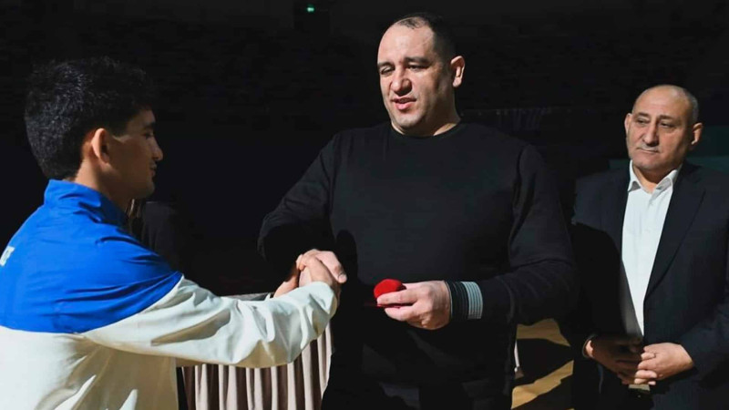 İlham Zəkiyev gənc “İdman ustaları”na təltiflərini paylayıb