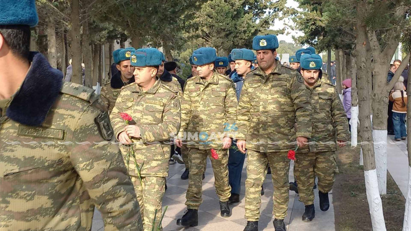 Sumqayıt camaatı şəhidləri yad edir