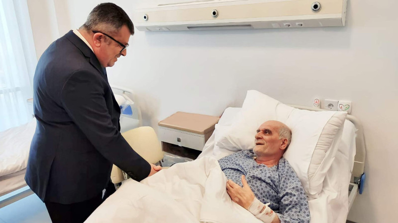Direktor müalicə alan Əməkdar jurnalistə baş çəkib