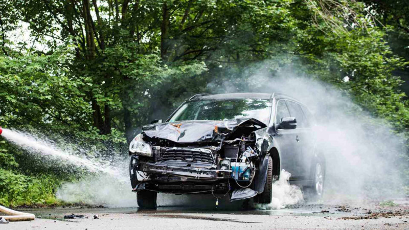 “Opel” markalı maşının hissələri yanıb