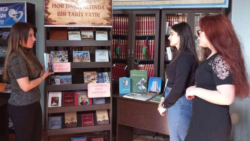 Kitabxanada Naxçıvanın 100 illiyinə həsr olunan məlumat saatı keçirilib
