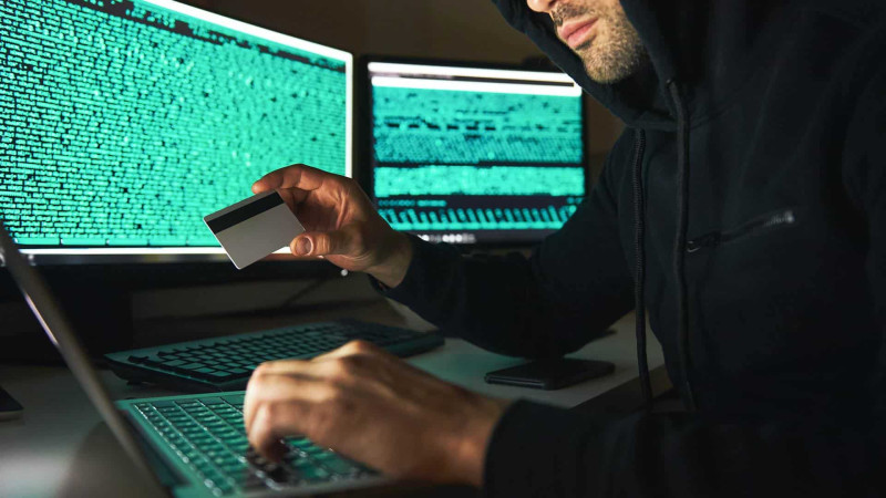 Vətəndaşın bank kartından 300 manat oğurlanıb