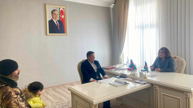 Deputat Hicran Hüseynova seçiciləri narahat edən məsələləri dinləyib