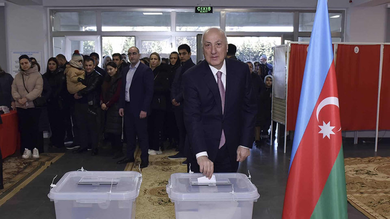 Şəhər rəhbəri Zakir Fərəcov səs verib