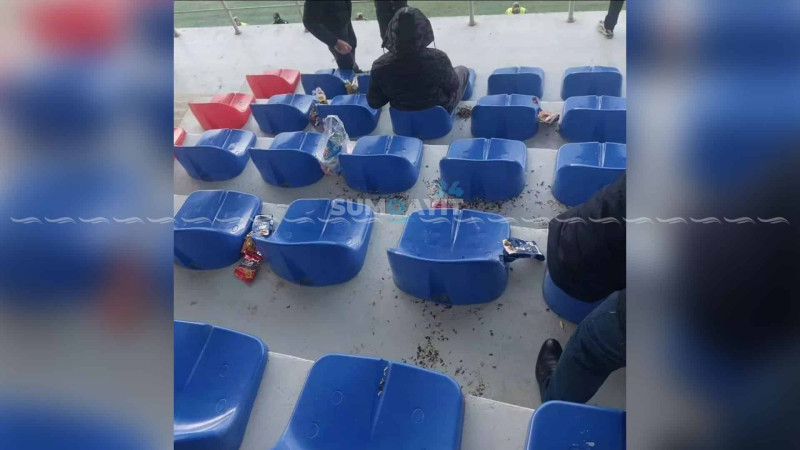 Açılış matçından sonra stadionda natəmizlik müşahidə olunub