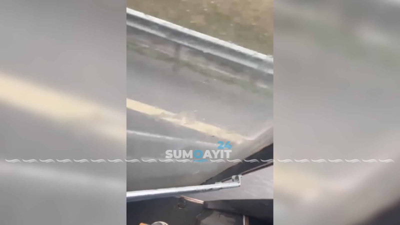 Sumqayıt avtobusundan incilər: sərnişin qapını əli ilə saxlamalı olub