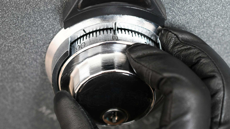 Sumqayıtda 28 min manatdan çox pul və qızıl üzük olan seyf oğurlanıb