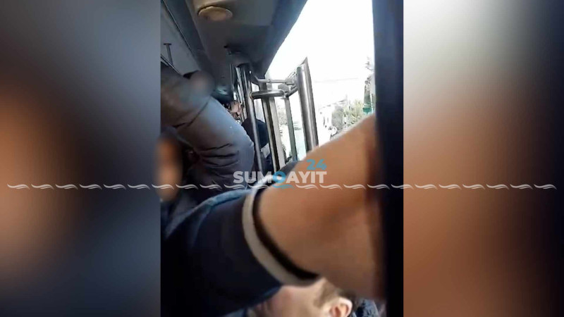 Qapısı açıq halda sərnişin daşıyan avtobus