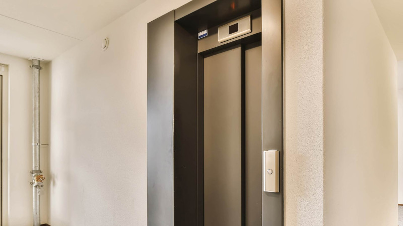 Liftdə “ilişən” sakin xilas edilib