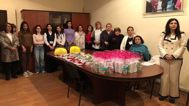 Sumqayıtda qurum rəhbərliyi qadınları təbrik edib
