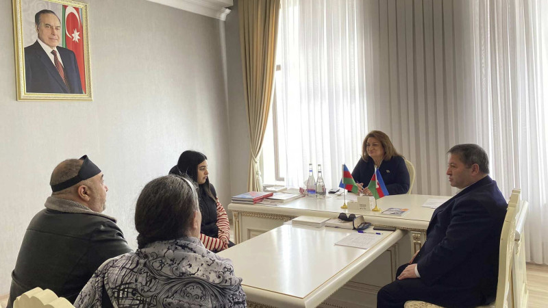 Millət vəkili Hicran Hüseynova seçicilərin müraciətlərini dinləyib