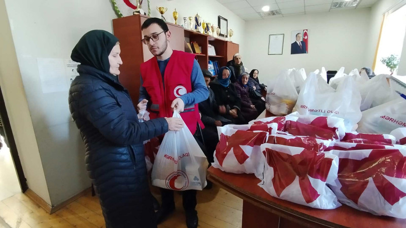Ehtiyaclı ailələrə bayram sovqatları paylanılıb