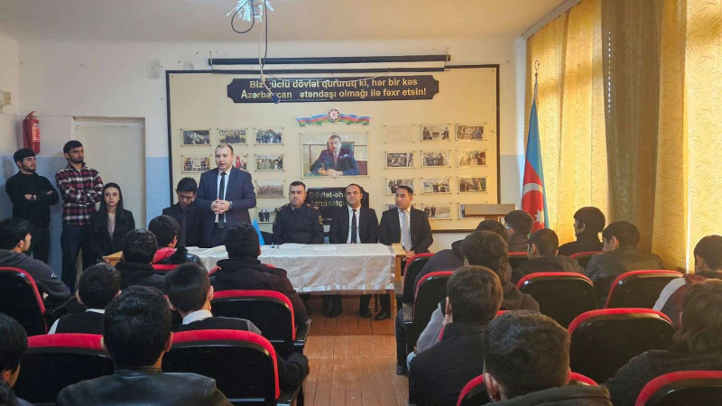 Sumqayıt Tibb Mərkəzinin direktoru kollektivi təbrik edib