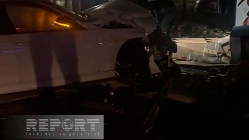 “BMW” köşkə çarpılıb, 2 nəfər xəsarət alıb