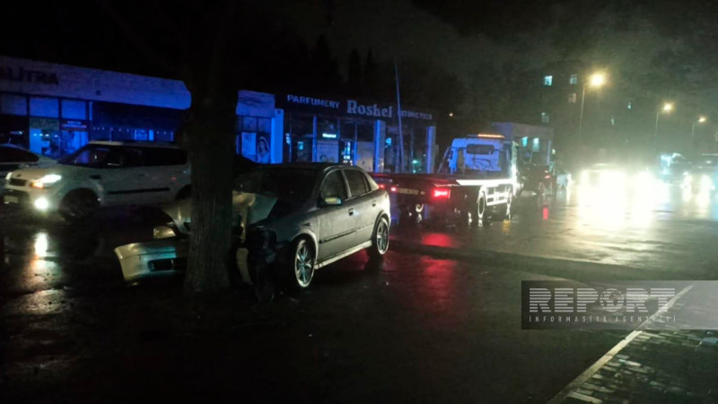 Sumqayıtda “Opel” ağaca çarpılıb