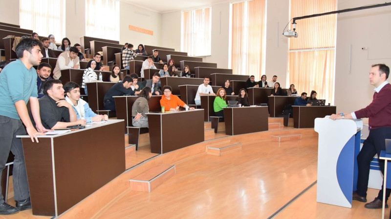 Sumqayıtda tələbələrə biznes və gəlir modellərinin yaradılmasından danışılıb