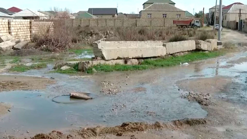 Qəsəbə sakinləri kanalizasiya sularının küçəyə axıdılmasından narazıdırlar