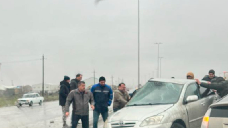 Sarayda “Toyota” işıq dirəyinə çarpılıb