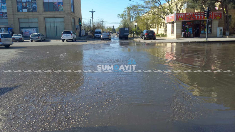 Azərbaycan prospektini kanalizasiya suyu basıb