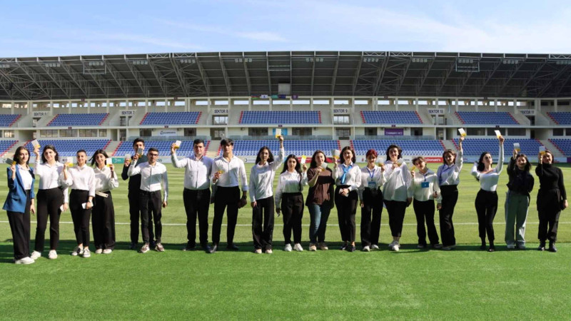 Könüllülər Mehdi Hüseynzadə adına stadionla tanış olublar