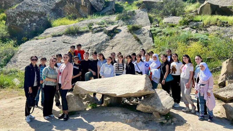 32 nömrəli məktəbin şagirdləri Qobustan qoruğunda olublar