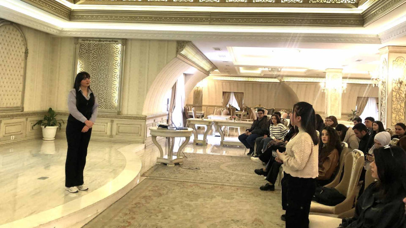 Loqoped gənclərin suallarını cavablandırıb
