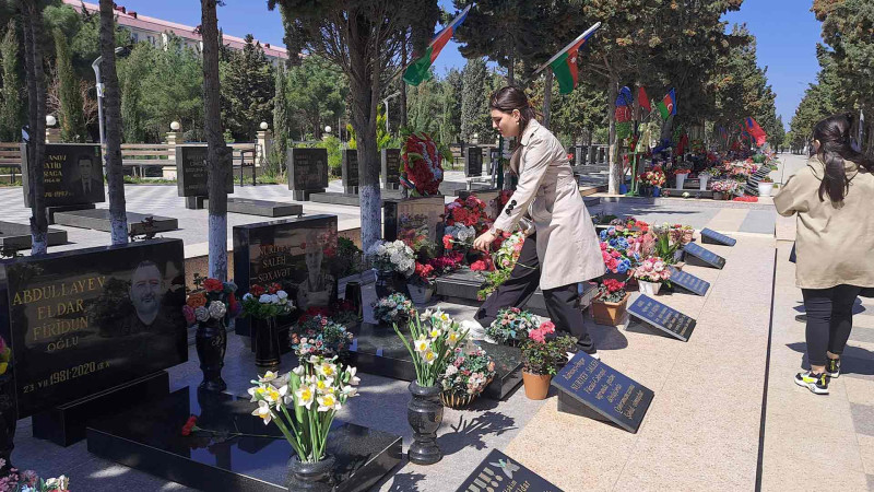 Aprel döyüşləri şəhidlərinin xatirəsi anılıb