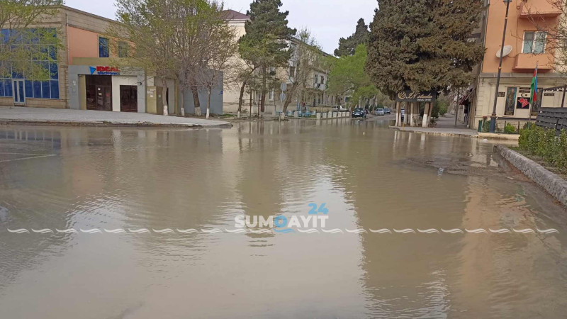 Heydər Əliyev prospektində içməli su borusu partlayıb