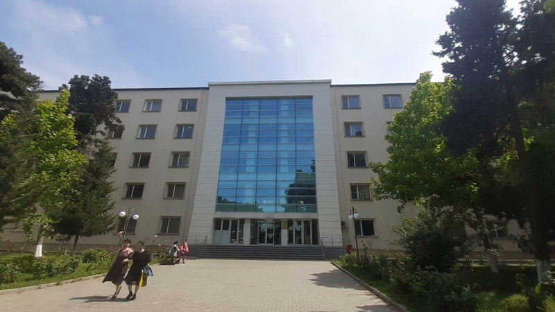 1 saylı xəstəxanada intihar: xəstə pəncərədən atlanıb