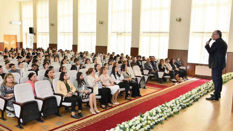 Tanınmış biznes məsləhətçisi Fəxri Ağayev tələbələrə öz tövsiyələrini verib