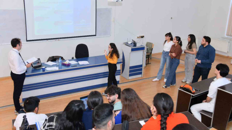 Təlimçi Emin Okutan tələbələrin biznes situasiya tapşırıqlarını qiymətləndirib