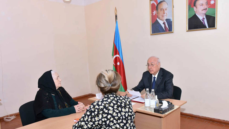 Zakir Fərəcov 10-cu mikrorayon sakinlərini dinləyib