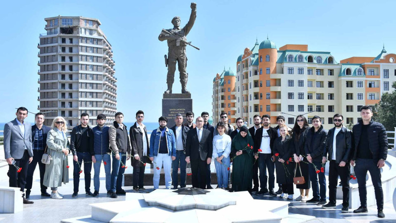 YAP nümayəndələri və SDU tələbələri Aprel döyüşlərinin ildönümünü Şəhidlər xiyabanında yad ediblər