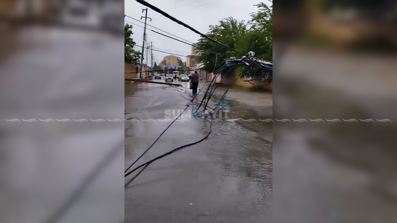 Külək elektrik dirəklərini aşırıb: sakinlər narahatdırlar