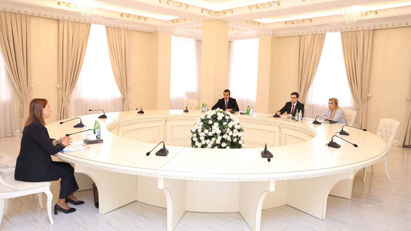 Nazir müavini sakinləri dinləyib