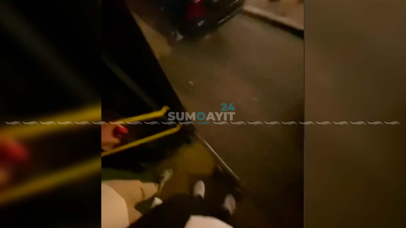 Qapısı açıq halda hərəkət edən marşrut avtobusu