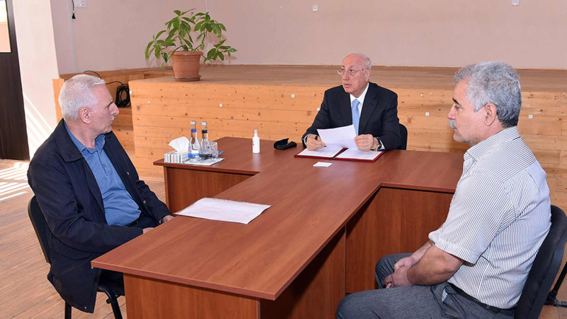 Şəhər rəhbəri sakinlərin müraciətlərini dinləyib